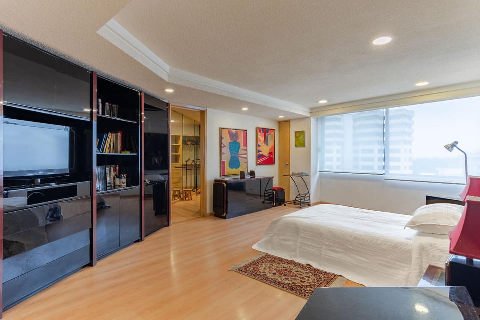 Bed, TV and multimedia, Photo of the whole room, Seating area, Bedroom