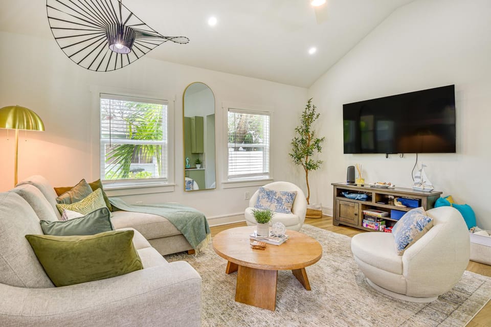 Pool, Mini Golf & Cabana: Bradenton Retreat House in Bradenton