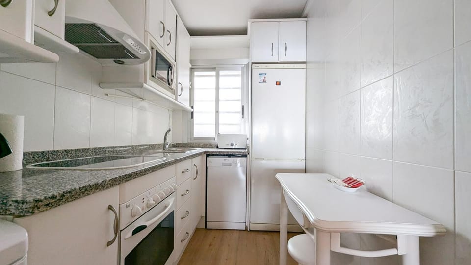 Kitchen or kitchenette, dishwasher, oven