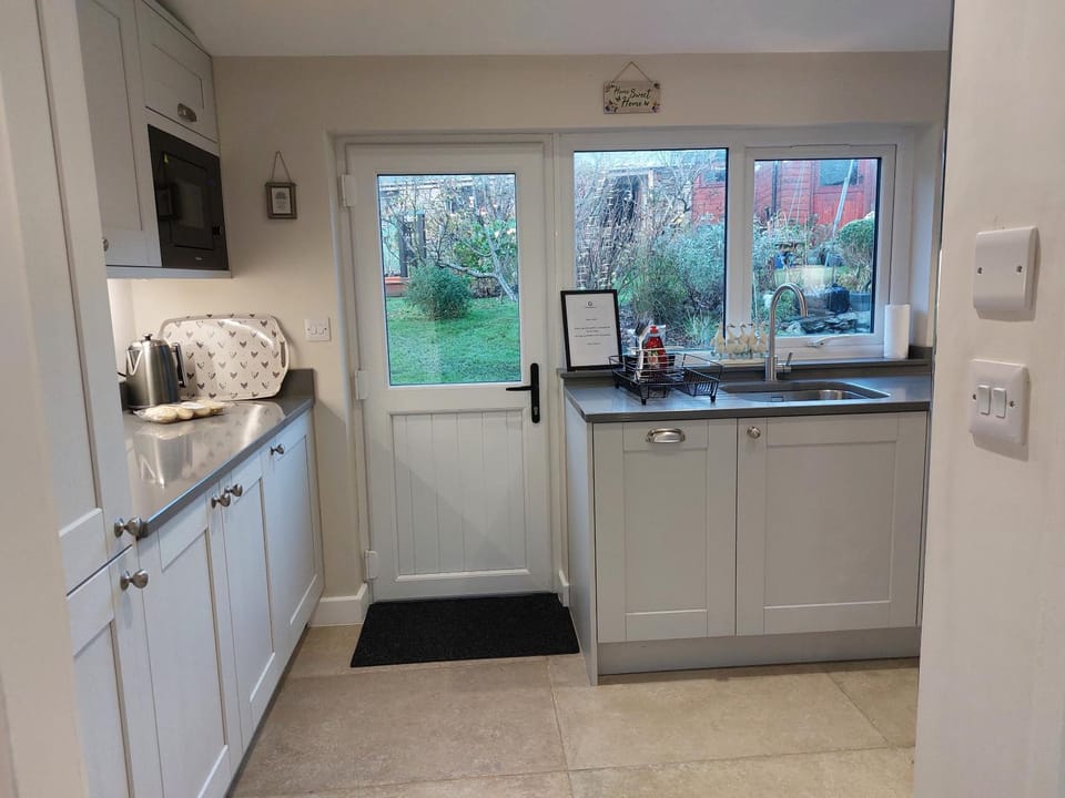 Kitchen or kitchenette, dishwasher