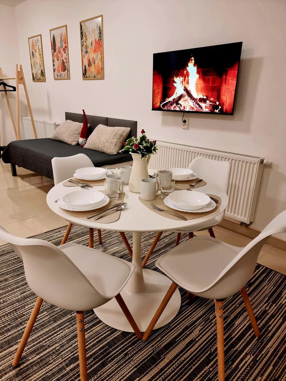 TV and multimedia, Living room, Seating area, Dining area