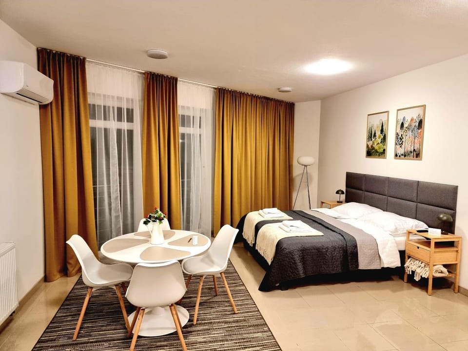 Bed, Photo of the whole room, Dining area, air conditioner