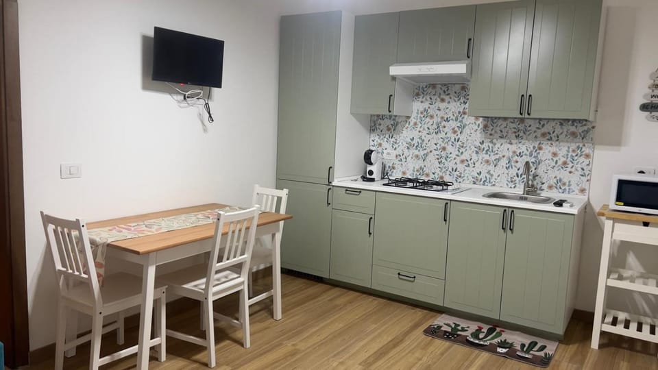 TV and multimedia, Kitchen or kitchenette, Dining area, oven, stove