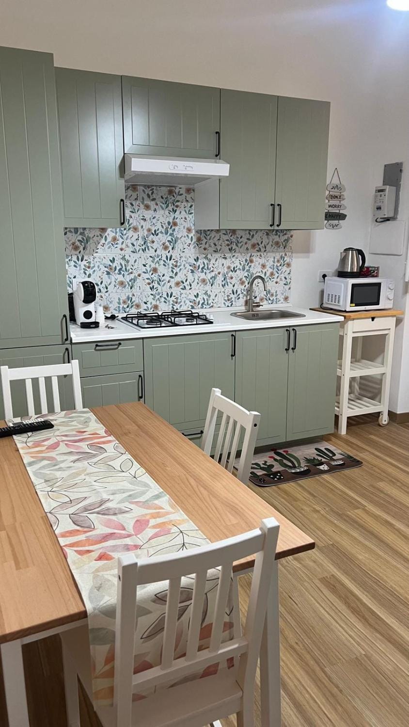 Kitchen or kitchenette, Dining area, stove