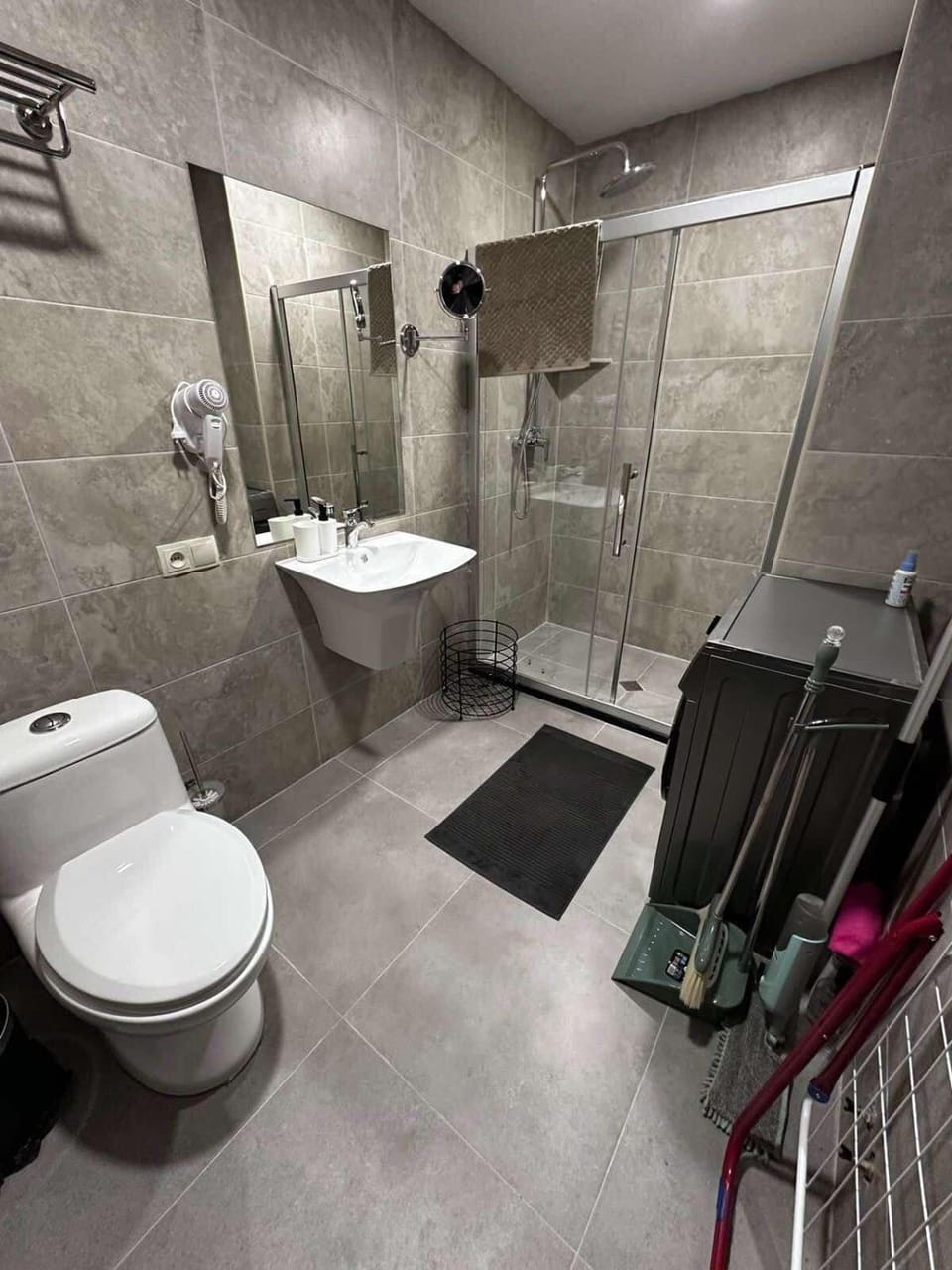 Shower, Toilet