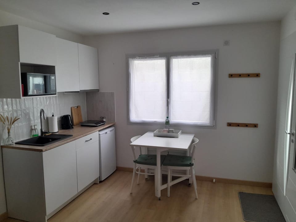 Kitchen or kitchenette, Dining area, oven, stove