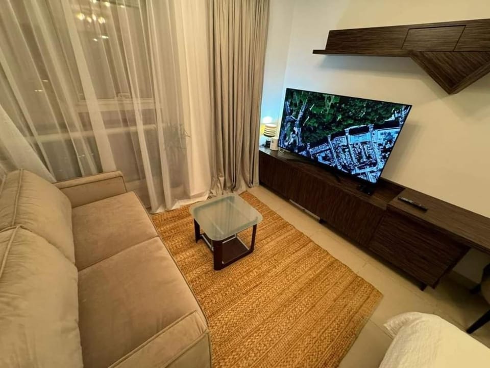 Stunning Apartment - High Floor - Canal View - Goldcrest Exectutive Tower Apartment in Dubai