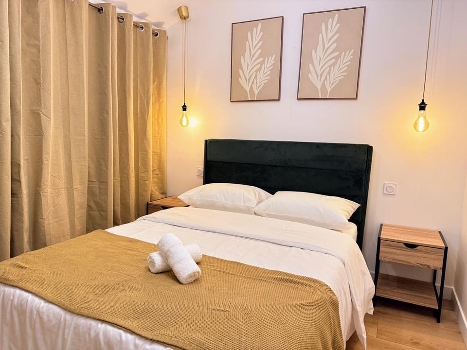 Bed, Photo of the whole room, Bedroom, towels