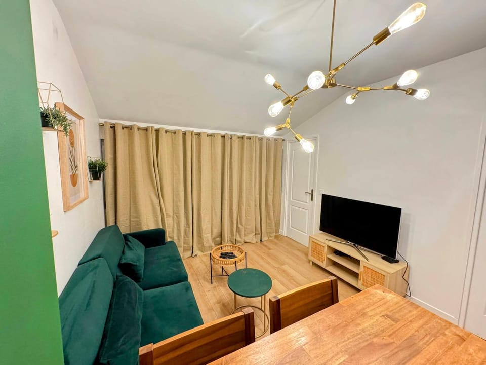 Communal lounge/ TV room, TV and multimedia, Living room, Seating area, Dining area