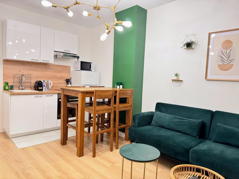 Kitchen or kitchenette, Living room, Seating area, stove