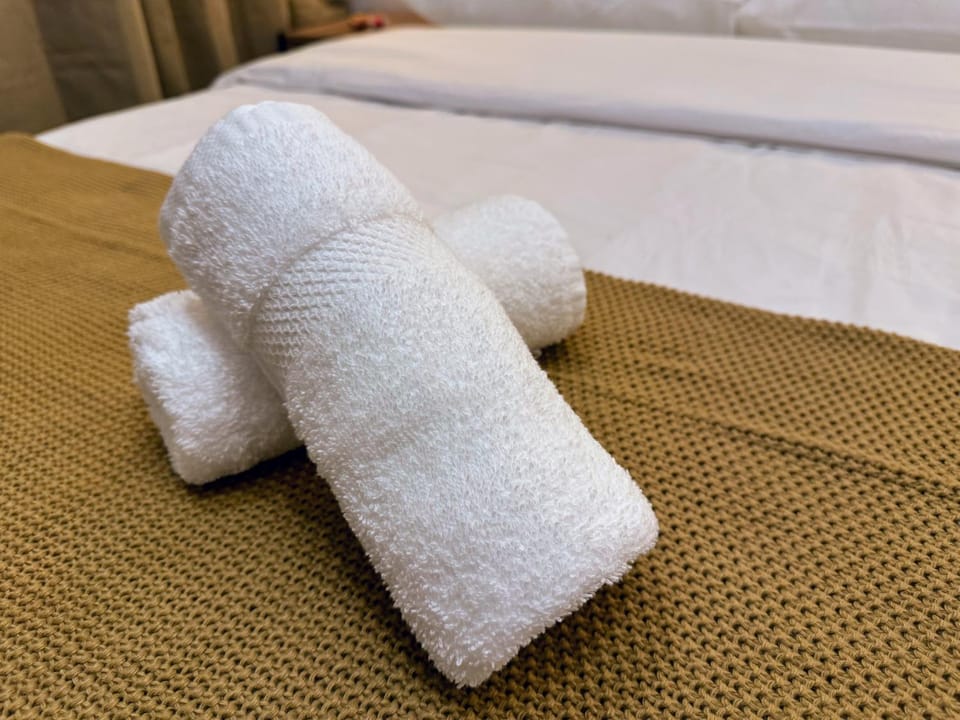 Bed, Bedroom, towels