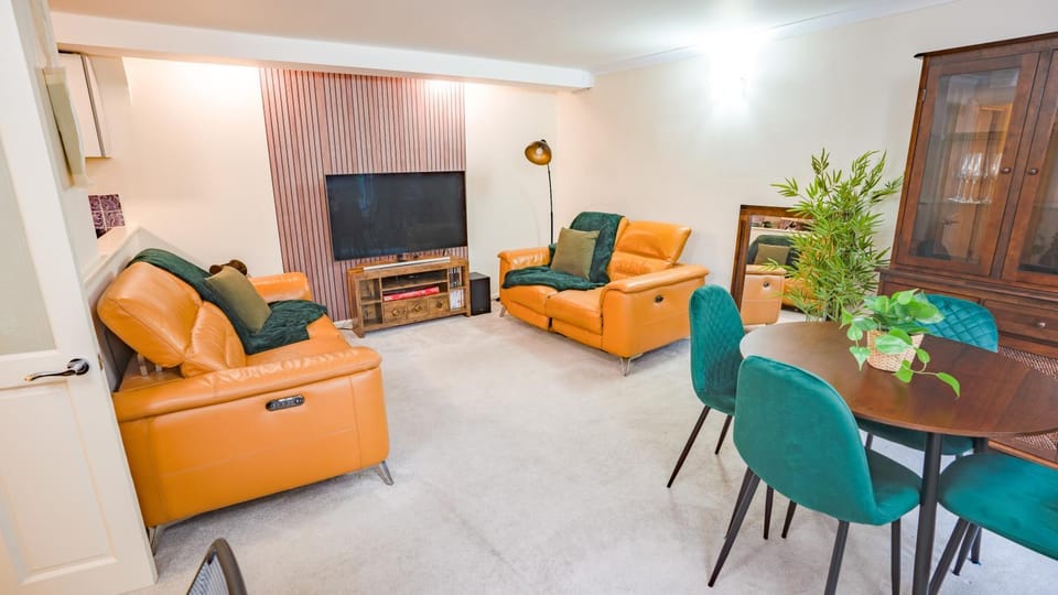Living room, Seating area, Dining area, Evening entertainment
