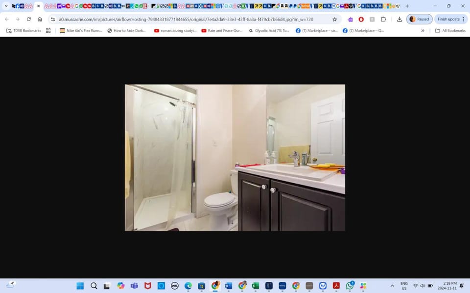 Master Bedroom private bathroom 23 minutes airport Bed and Breakfast in Edmonton