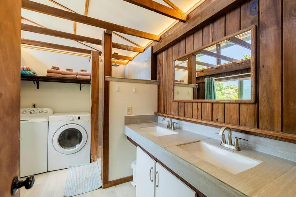 NEW! HARMONY HOUSE - Enjoy a little Peace of Aloha! House in Captain Cook