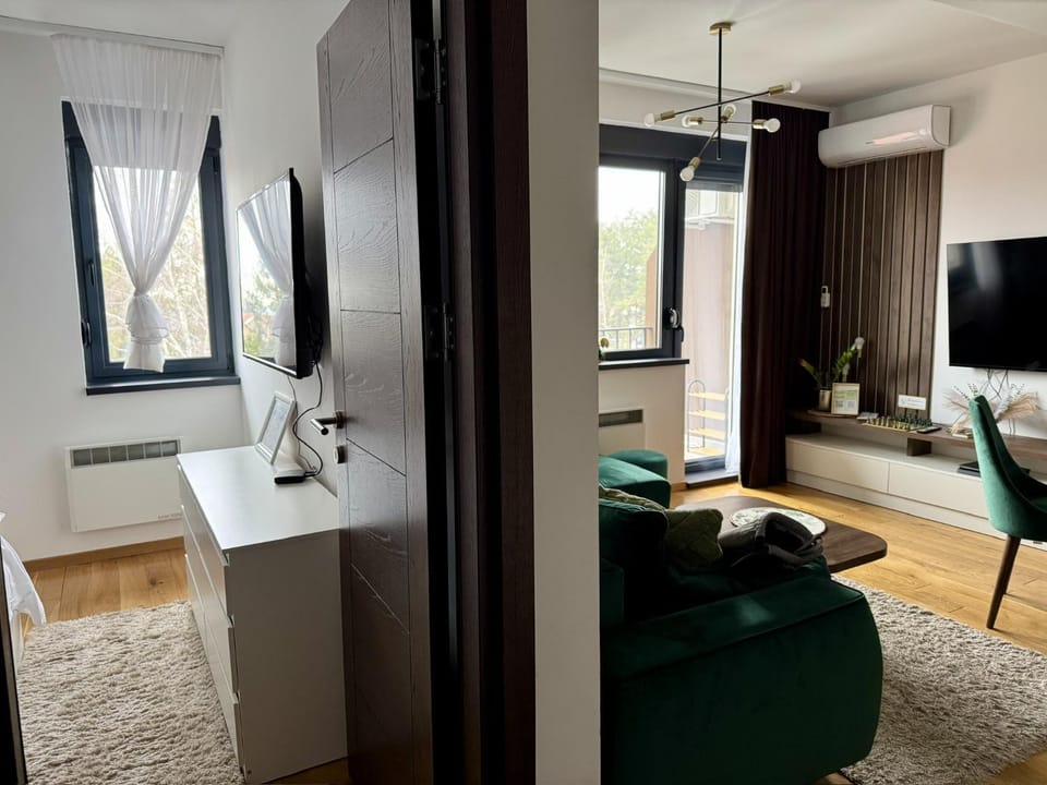 TV and multimedia, Living room, Photo of the whole room, Seating area, Bedroom