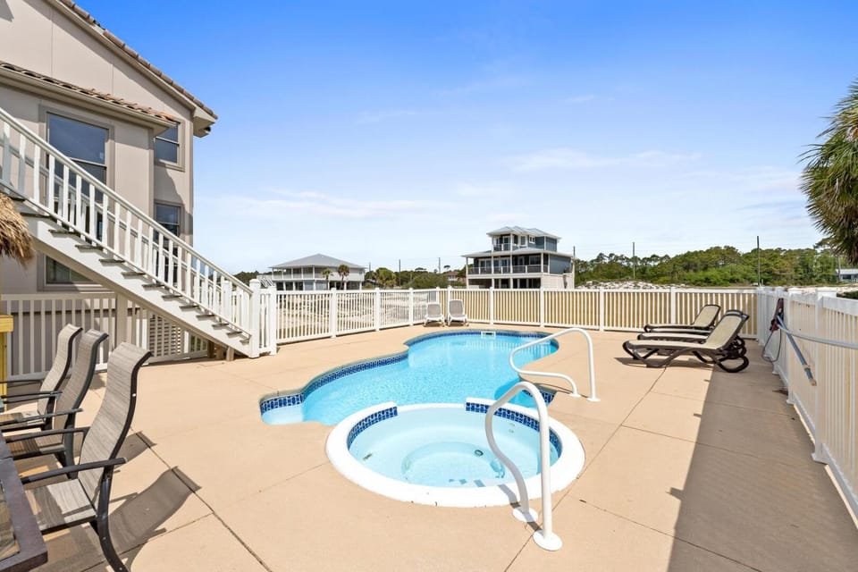 1st Dibs-Beachfront-Pet friendly-Private Pool-Elevator House in Saint George Island