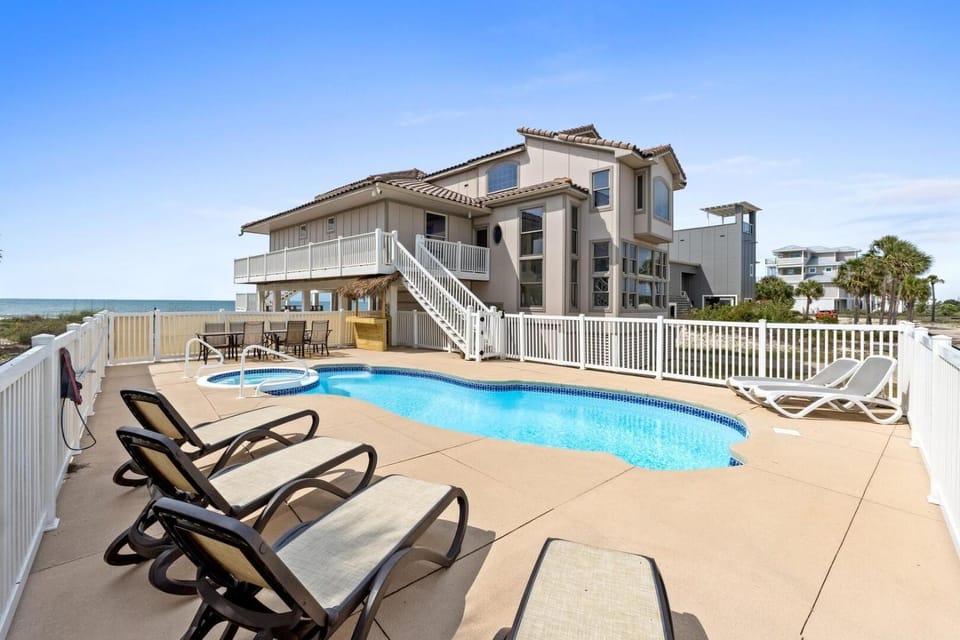 1st Dibs-Beachfront-Pet friendly-Private Pool-Elevator House in Saint George Island