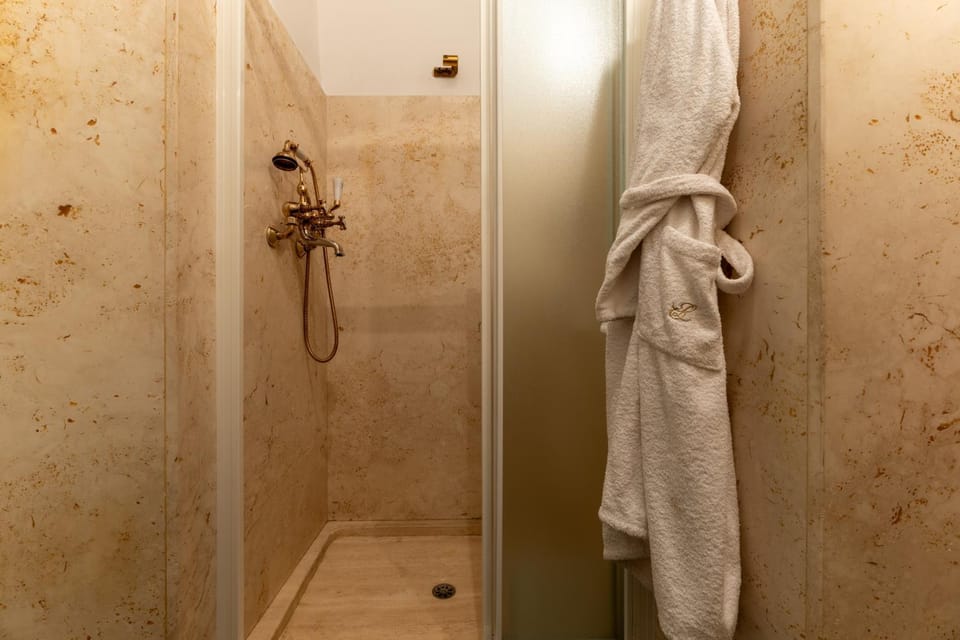 Shower, Bathroom, towels