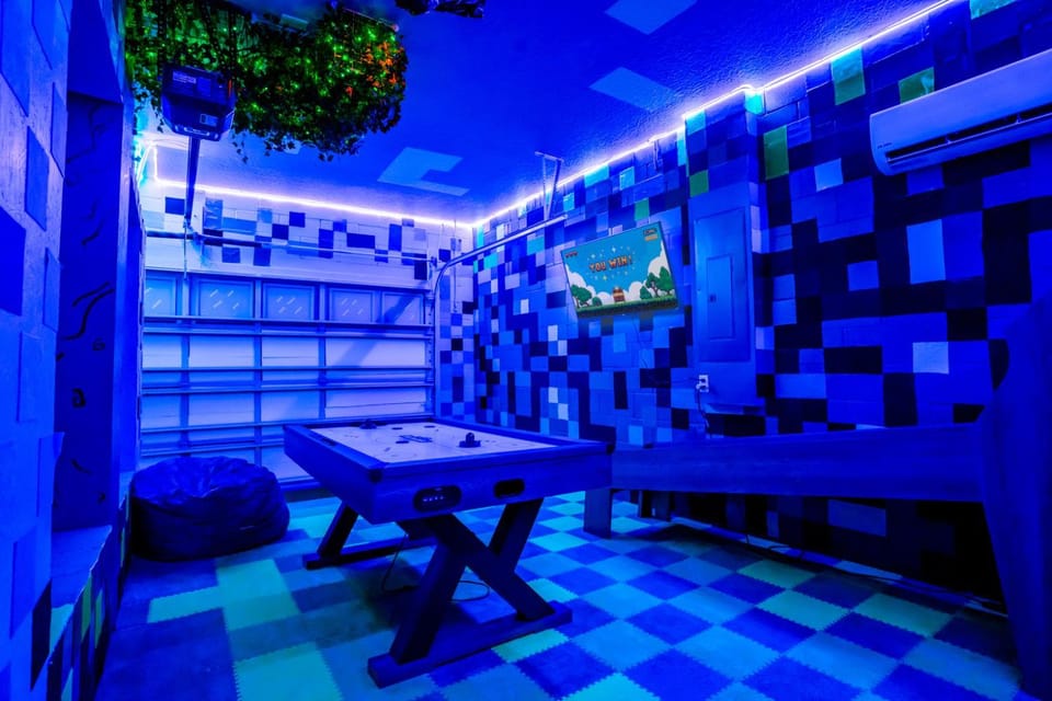 Disney Getaway w Pool & Hot Tub Game Room, BBQ House in Osceola County