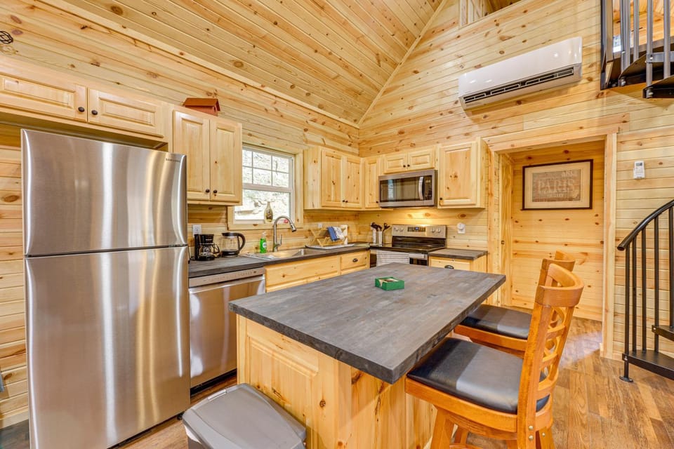 Near Greenbrier River! Mtn-View Cabin w/ Fire Pit Cabin in Shenandoah Valley