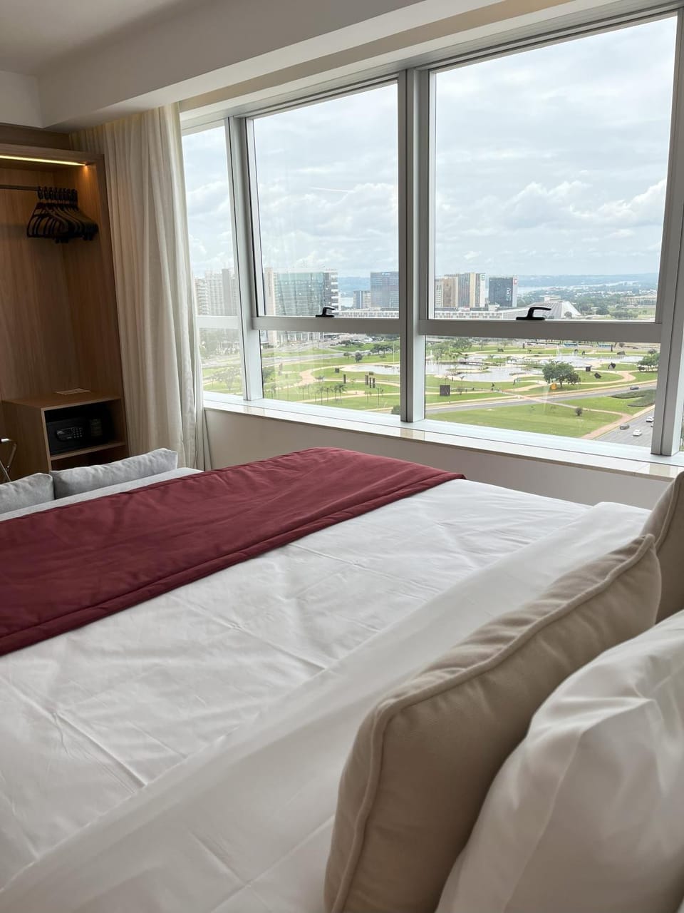 Bed, Natural landscape, Photo of the whole room, Bedroom