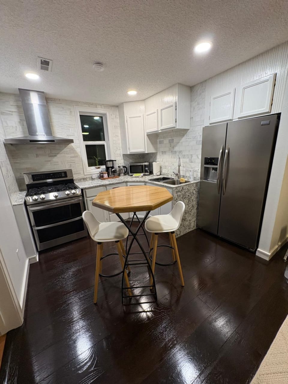 SEA Airport Coastal Apartments, located just 15 min from SeaTac Airport and 5 min from Des Moines Marina Apartment in Des Moines