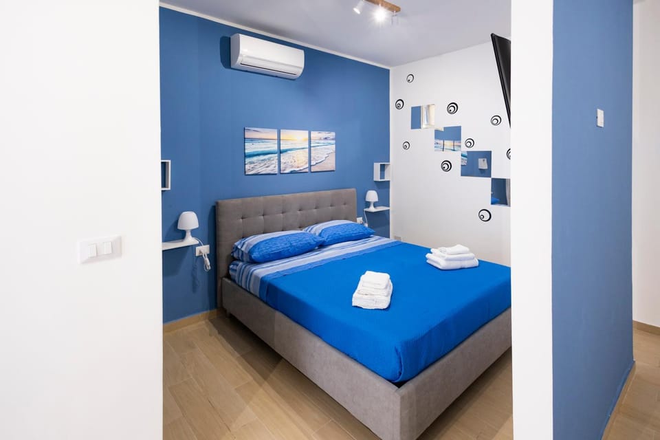 Bed, Bedroom, towels, air conditioner