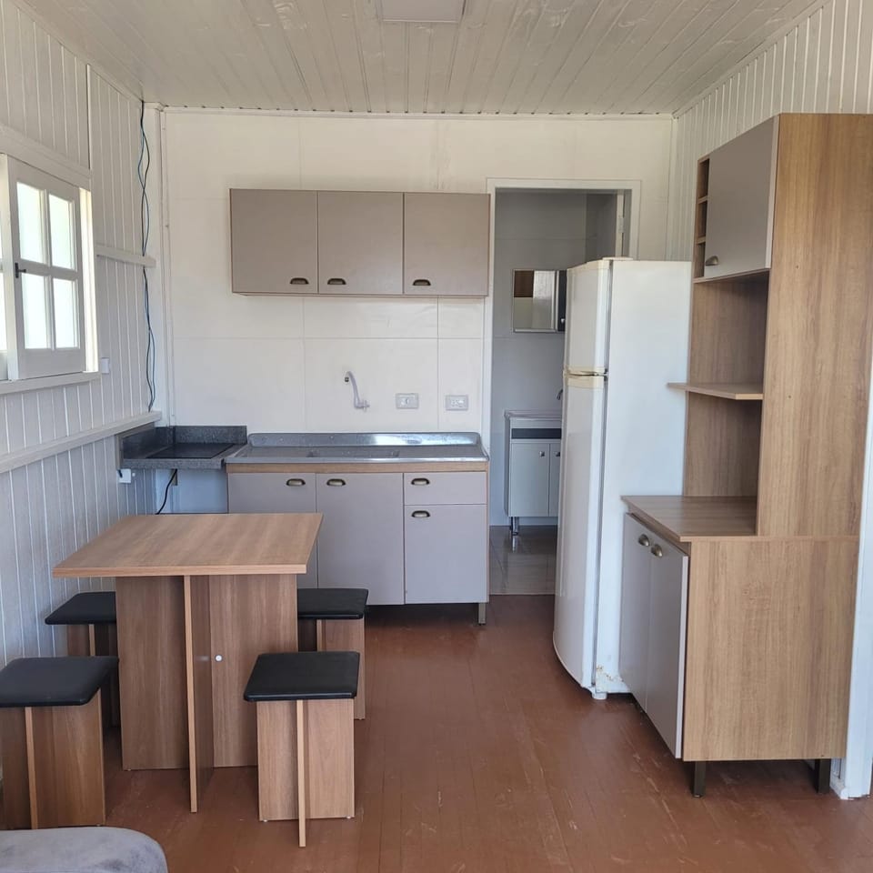 Kitchen or kitchenette, Dining area, minibar, oven, stove