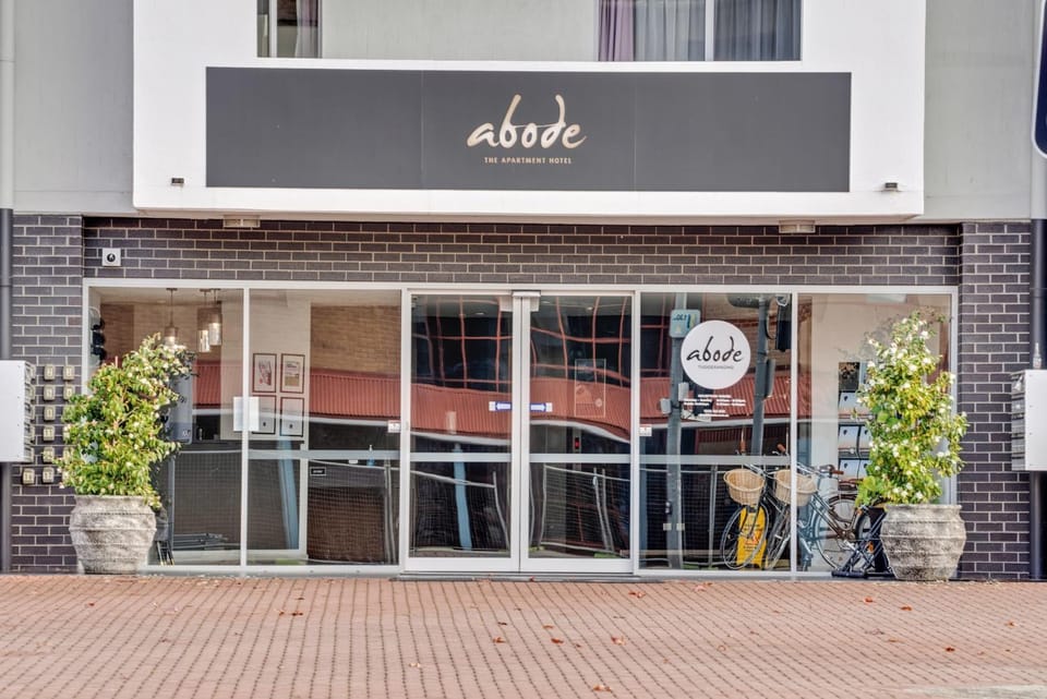 Lakeside 1-Bed with AC, Parking & Balcony Apartment in Canberra