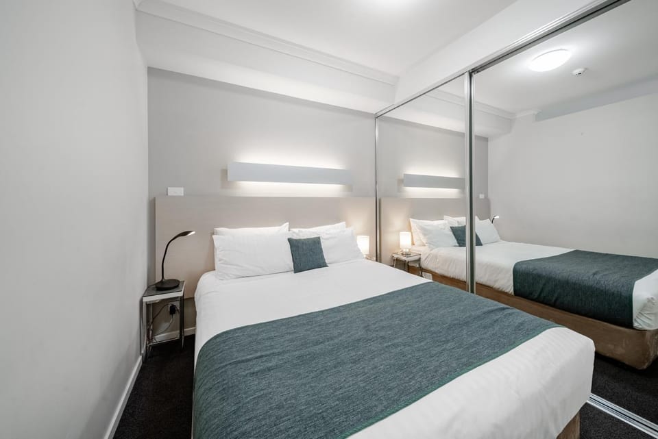 Lakeside 1-Bed with AC, Parking & Balcony Apartment in Canberra