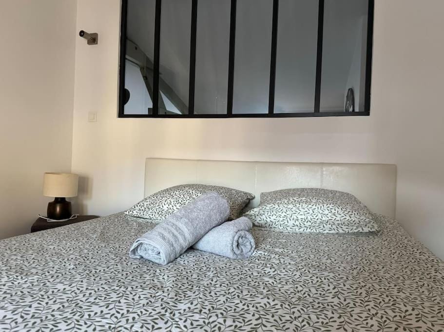 Bed, Photo of the whole room, Bedroom, towels