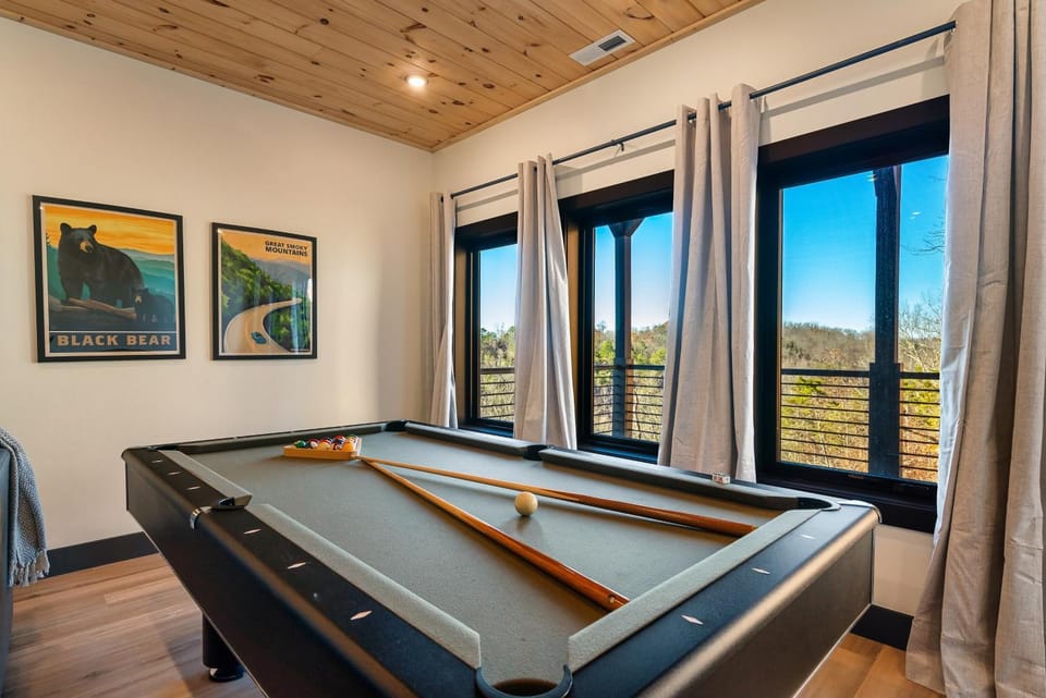 The Cozy Nook - NEW Luxurious Modern Retreat Cabin with Hot Tub, Game Room, Grill, Views - Close to Everything! Cabin in Sevierville