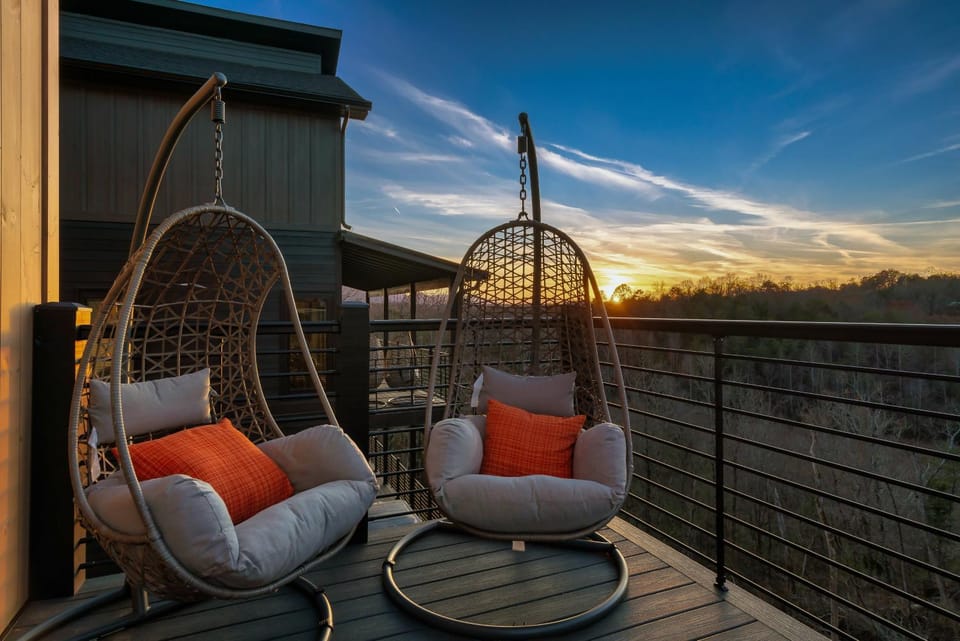 The Cozy Nook - NEW Luxurious Modern Retreat Cabin with Hot Tub, Game Room, Grill, Views - Close to Everything! Cabin in Sevierville