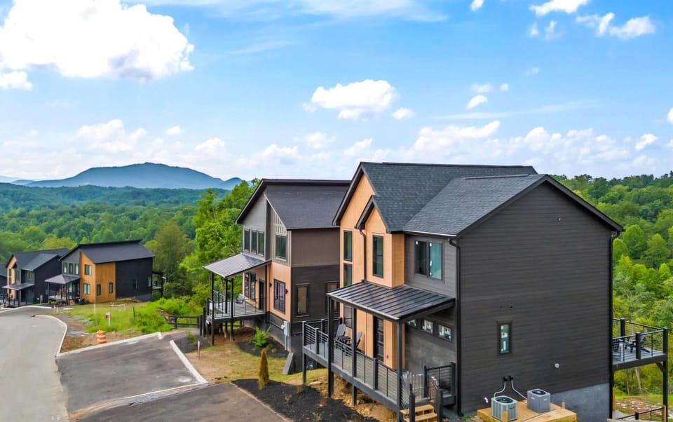 The Cozy Nook - NEW Luxurious Modern Retreat Cabin with Hot Tub, Game Room, Grill, Views - Close to Everything! Cabin in Sevierville