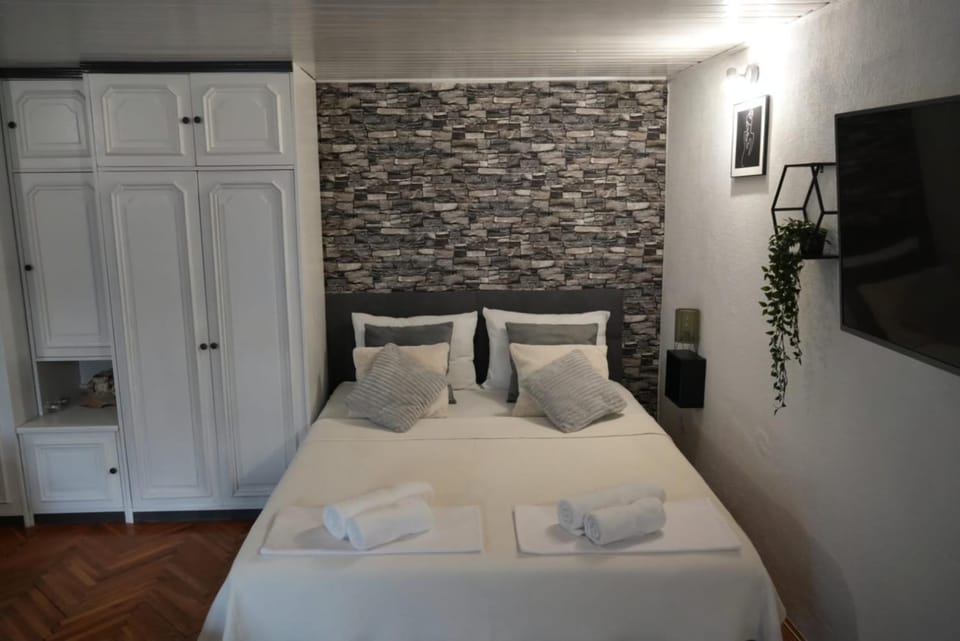Bed, Bedroom, towels