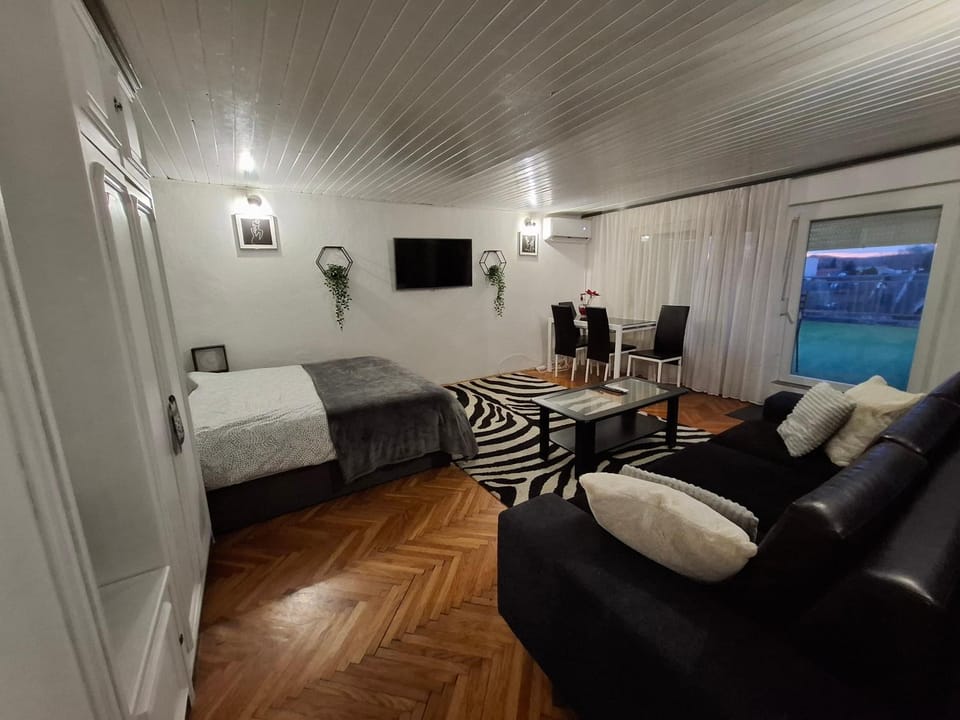 Bed, TV and multimedia, Living room, Seating area