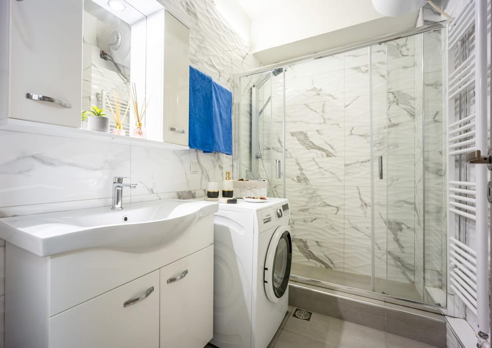 Shower, Toilet, Bathroom, towels, washing machine