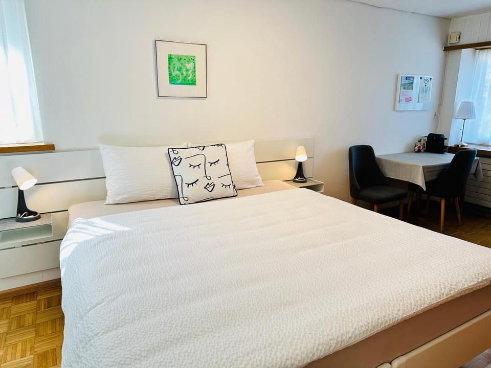 Bed, Photo of the whole room, Seating area, Bedroom