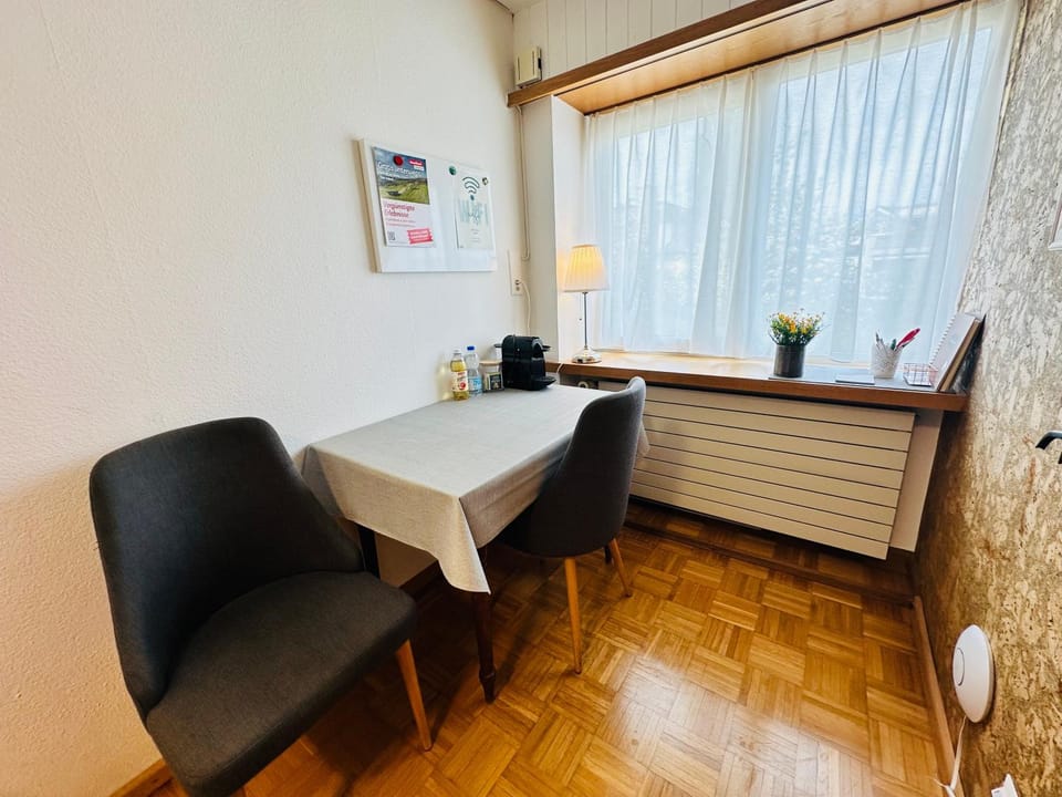 Seating area, Dining area