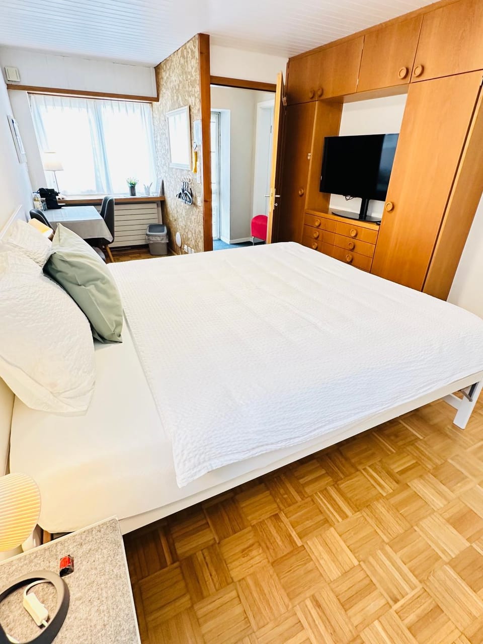 Bed, TV and multimedia, Photo of the whole room, Seating area, Bedroom, wardrobe