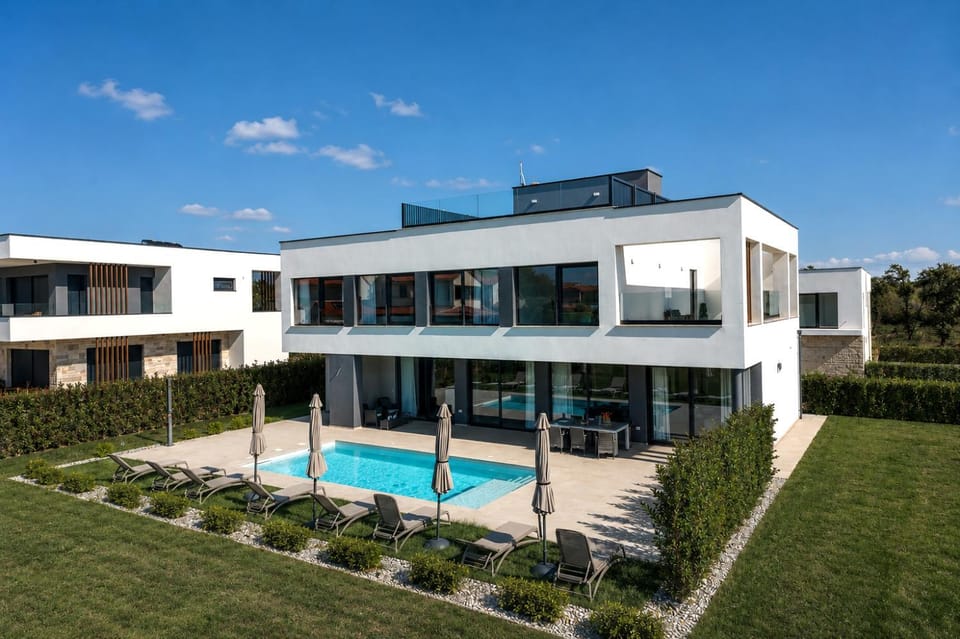 Property building, Patio, Spring, Day, Garden, Garden view, Pool view, Swimming pool, sunbed
