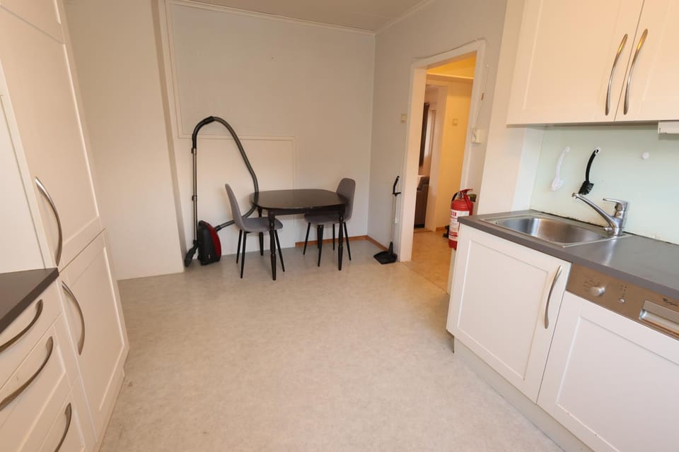 Kitchen or kitchenette, Dining area, dishwasher