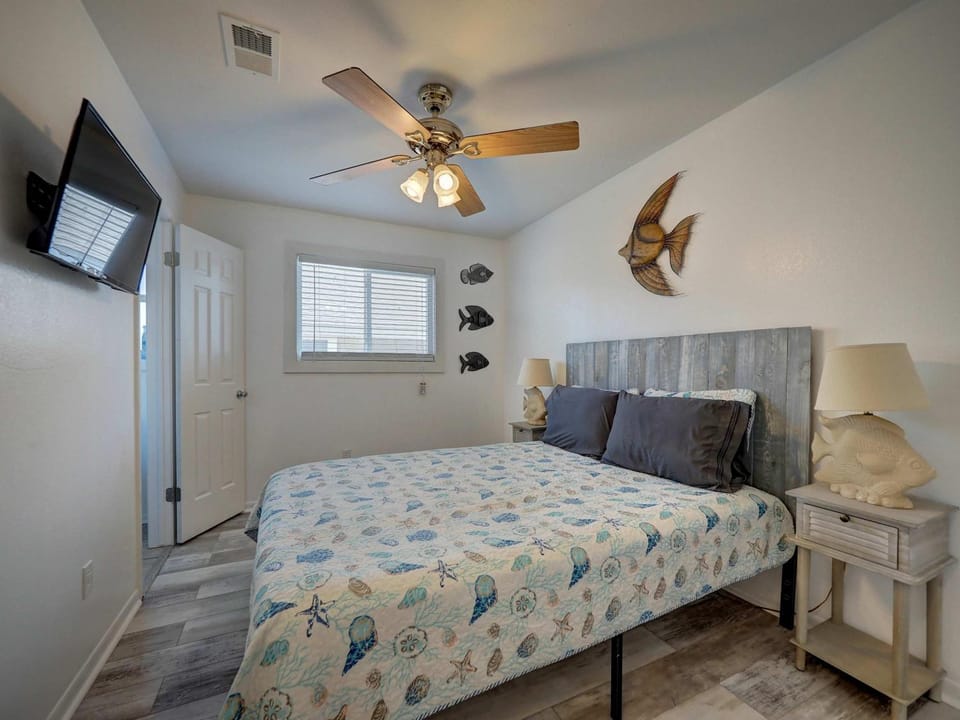 Canal Views & Pool Minutes to Beach Fishing Pier House in North Padre Island