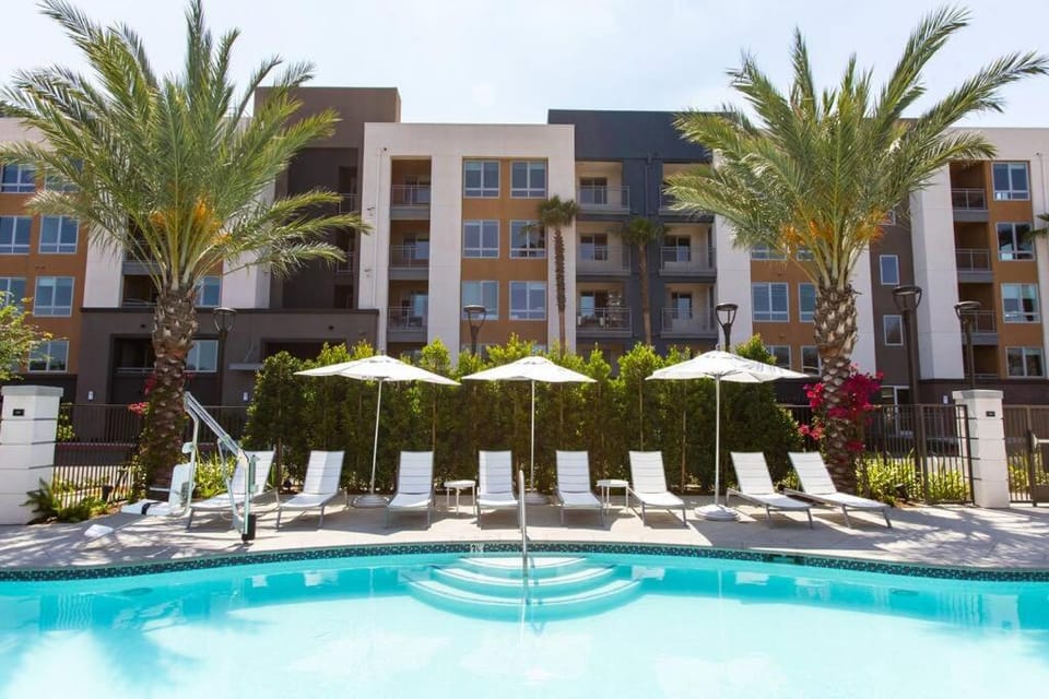 3 Miles to Disney Heated Pool CnvntnCtr Jacuzzi Apartment in Fullerton
