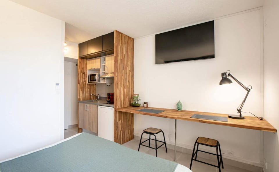 TV and multimedia, Kitchen or kitchenette, Living room, Dining area, stove