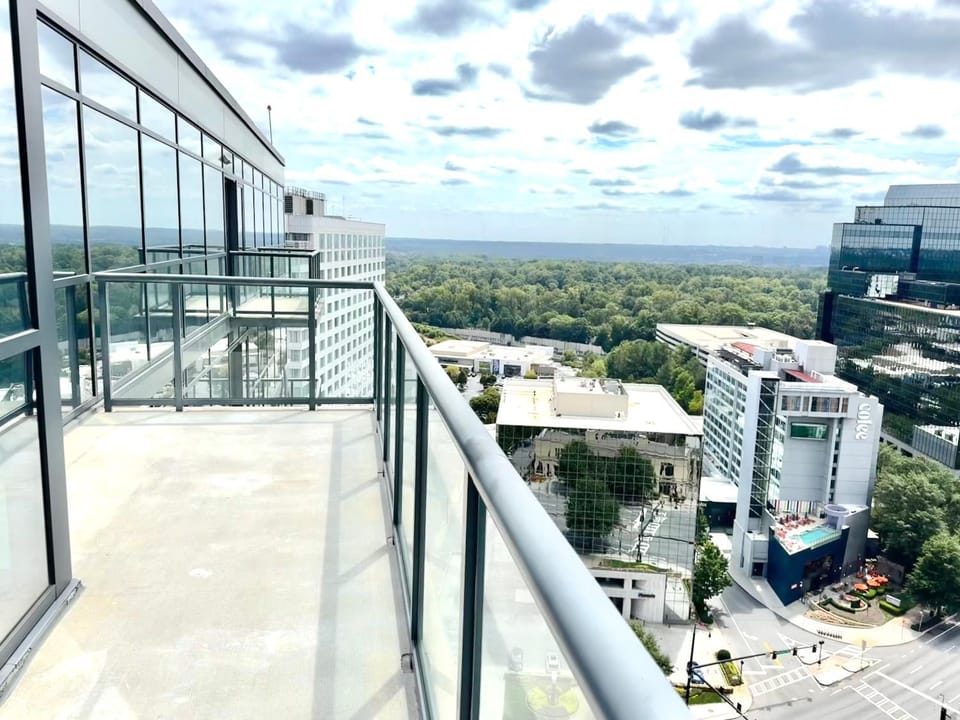 Executive 3BR Buckhead PenthousePoolBalconyWalk to Lenox,Phipps Plaza & Marta Apartment in Buckhead
