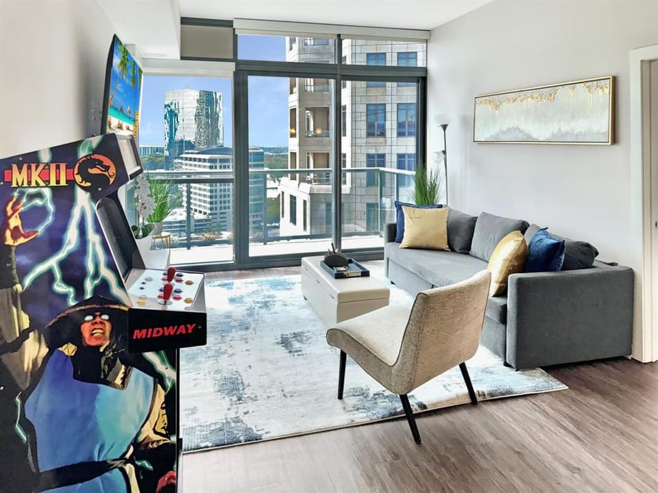Executive 3BR Buckhead PenthousePoolBalconyWalk to Lenox,Phipps Plaza & Marta Apartment in Buckhead