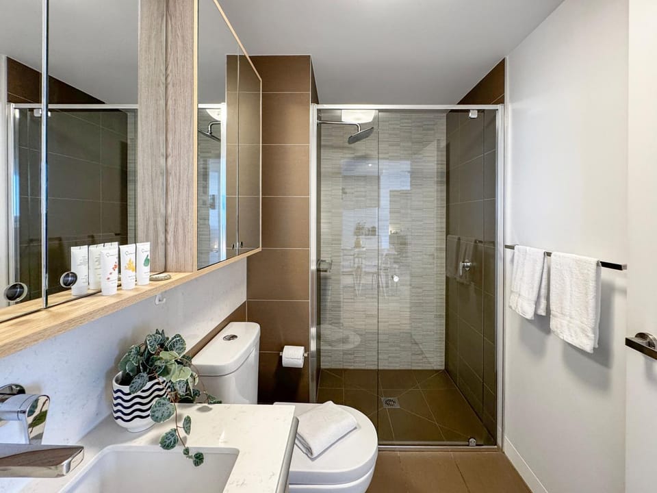 Ocean View Modern 2 bedroom with Parking in St Kilda Apartment in Saint Kilda