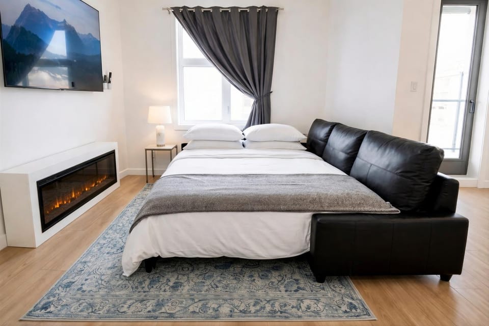 Bed, TV and multimedia, Living room, Photo of the whole room, Seating area