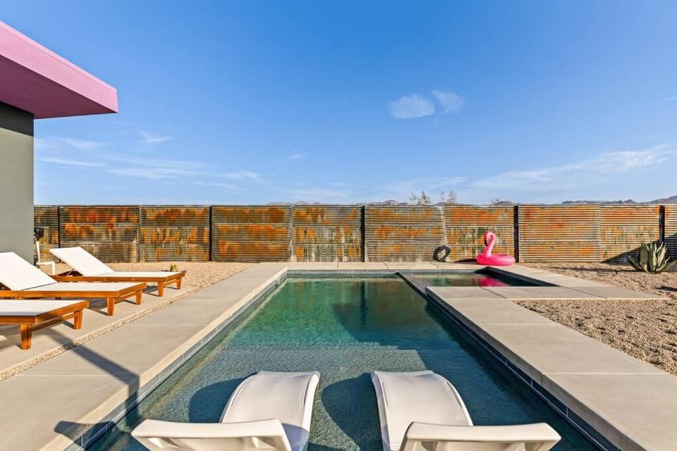 Saltwater Pool, Pickleball, Bocce Ball, Glamping, EVcharge House in Southern California